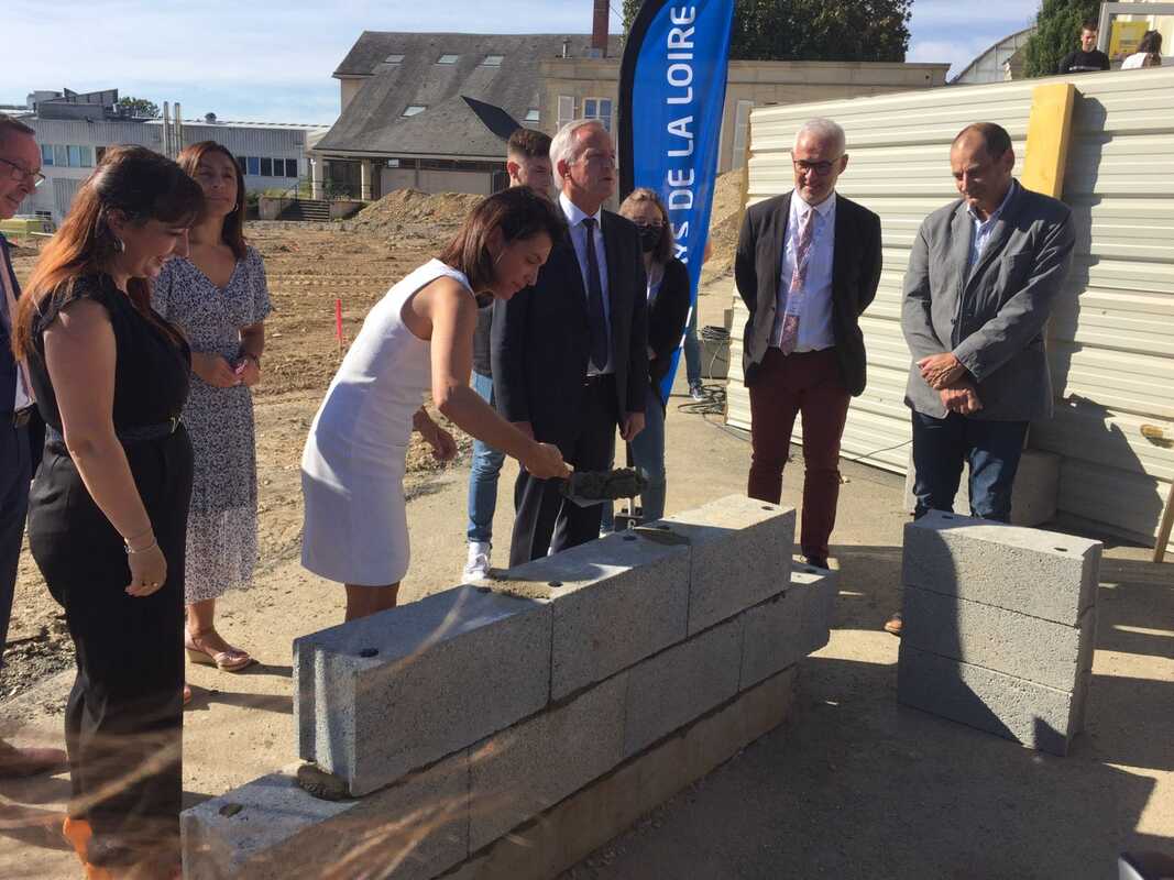 Pose de la première pierre au Lycée Haute Follis à LAVAL pour la construction d’un restaurant scolaire