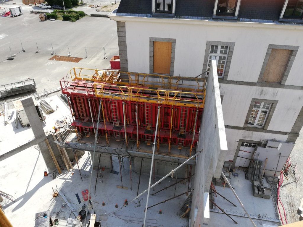 Nous prenons de l’altitude sur le chantier de l’hôtel communautaire au quartier ferrié de LAVAL