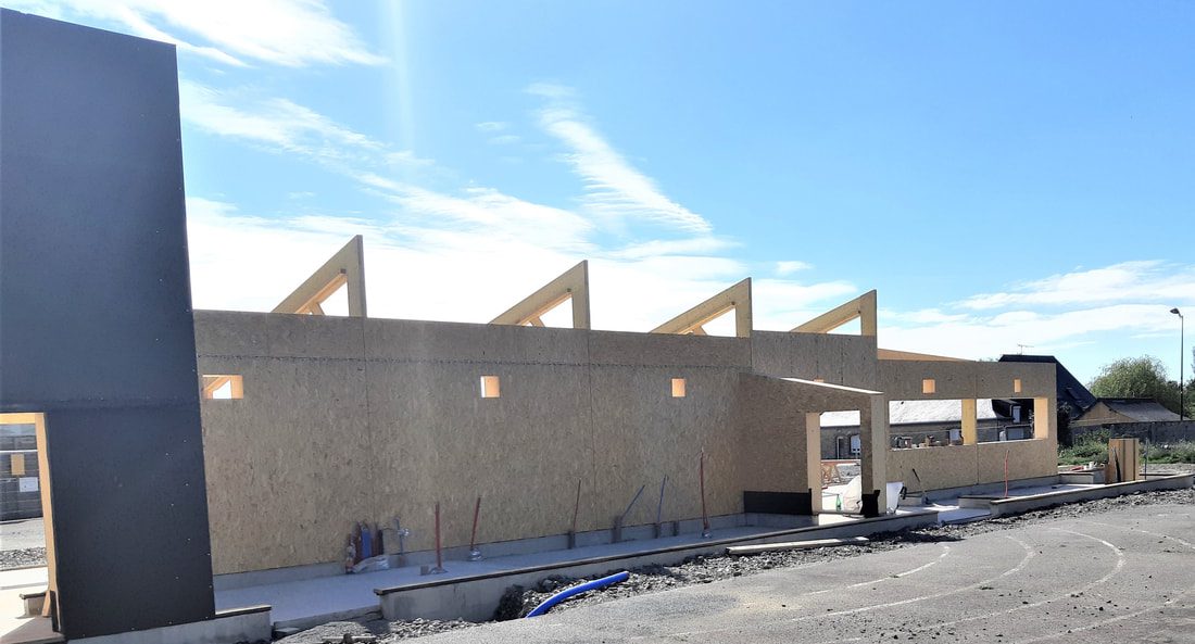 Pose de la 1ère botte de paille à la cantine de ST AIGNAN SUR ROE